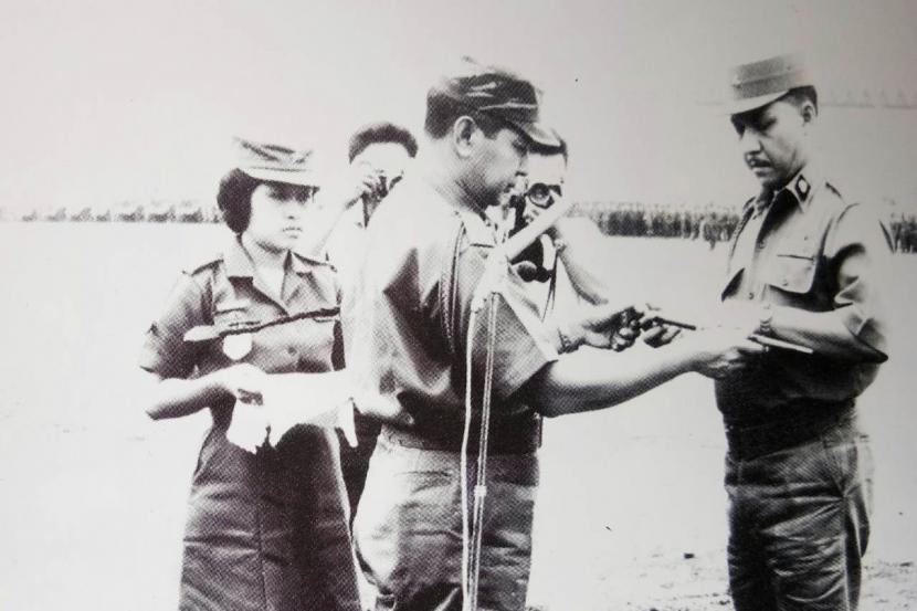 Panglima Angkatan Darat (Pangad) Letjen Soeharto melantik Mayjen Umar Wirahadikusumah sebagai Panglima Kostrad pada 7 Desember 1965.