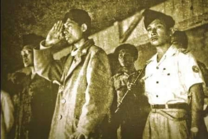 Dokumen 28 Mei 1946: Amanat Jihad Muhammadiyah (1). Panglima Besar Jendral Sudirman bersama Letkol Suharto di masa perang kemerdekaan.