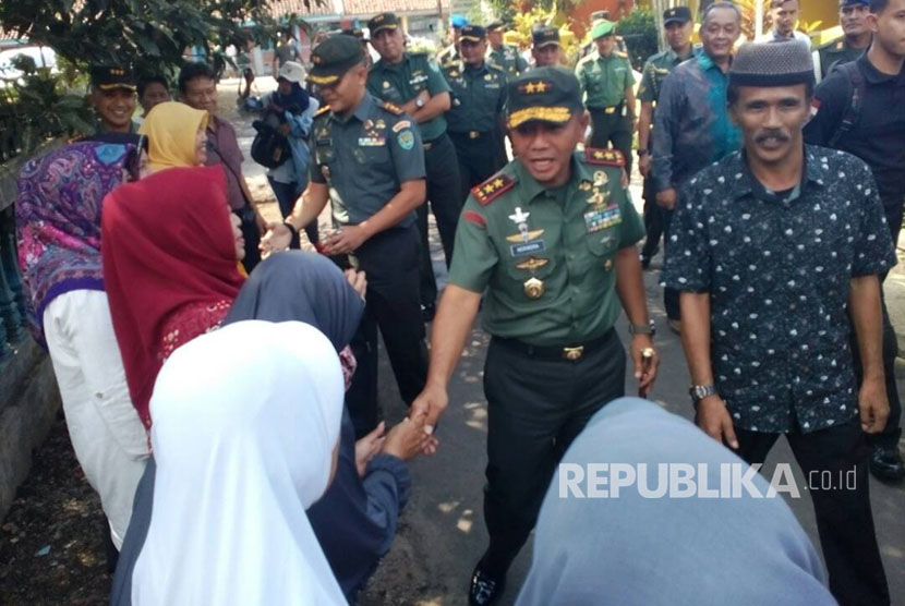 Panglima Daerah Militer (Pangdam) III Siliwangi Mayjen Muhammad Herindra mengunjungi penghuni komplek Wijaya Kusuma di Kecamatan Tawang, Kota Tasikmalaya pada Senin, (5/6). Dalam  kunjungannya, ia berjanji menyelesaikan sengketa kepemilikan lahan yang dihadapi warga. 