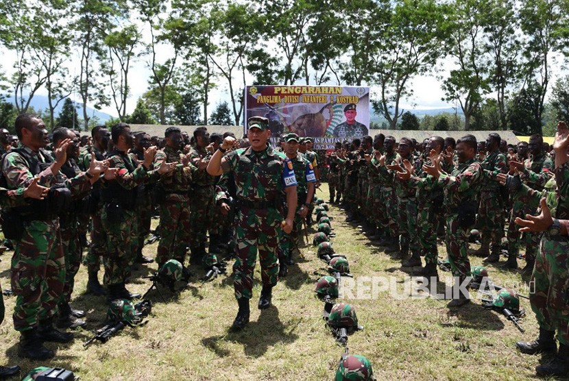 Panglima Divisi Infanteri 2 Kostrad Mayjen TNI Tri Yuniarto berkunjung ke Yonif Raider 514 Kostrad guna mengecek kesiapan operasi ke daerah Perbatasan RI-PNG, Bondowoso, Sabtu (2/2).