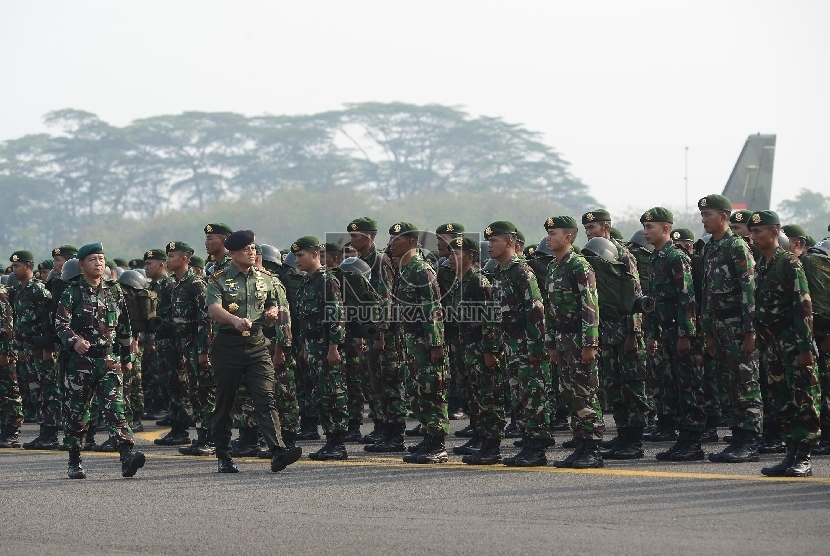 Panglima Jenderal TNI Gatot Nurmantyo memeriksa prajurit TNI saat upacara pelepasan prajurit di Lanud Halim Perdana Kusuma, Jakarta, Kamis (10/9).   (Republika/Raisan Al Farisi)