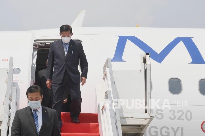 Panglima Junta Militer Myanmar Jenderal Min Aung Hlaing tiba di Bandara Soekarno-Hatta, Tangerang, Banten (24/4/2021). Junta Myanmar mengklaim punya hak untuk berpartisipasi dalam pertemuan puncak ASEAN. 