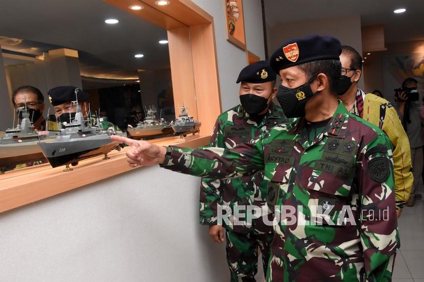 Panglima Koarmada I Laksda TNI Arsyad Abdullah (kanan) didampingi Kadisjarahal Laksma TNI Supardi (kiri).