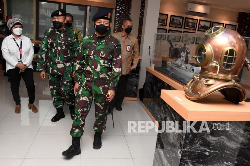 Panglima Koarmada I Laksda TNI Arsyad Abdullah (kedua kanan)
