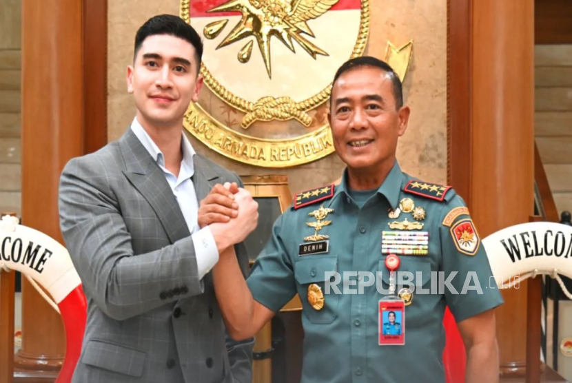 Panglima Koarmada RI Laksdya Denih Hendrata mengangkat Verrell Bramasta sebagai Duta Maritim TNI AL.