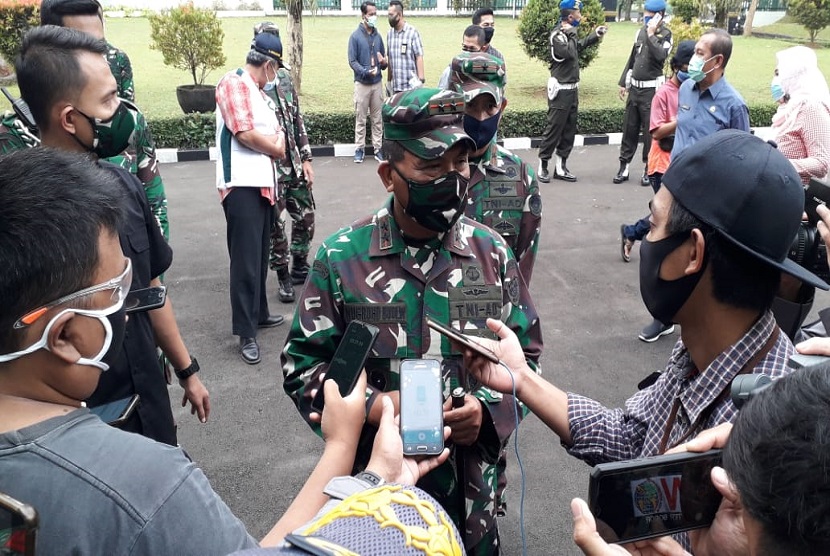 Panglima Kodam III/Siliwangi, Mayor Jenderal TNI Nugroho Budi Wiryanto mengaku siap mengamankan jalanya distribusi beras gratis yang dibagikan melalui ATM Beras Kementan, kepada ribuan warga miskin di tiap Kodim Kodim tentara, khususnya di wilayah Jawa Barat.