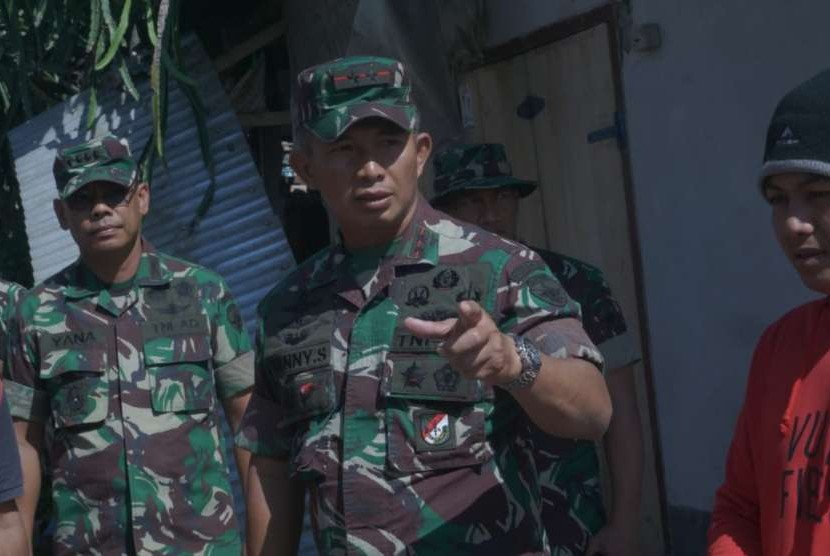 Panglima Kodam IX Udayana, Mayjen TNI Beny Susianto, meninjau pembersihan puing di Dusun Dasan Geria Selatan, Desa Dasan Geria, Kecamatan Lingsar Lombok Barat (Lobar), Sabtu (18/8).