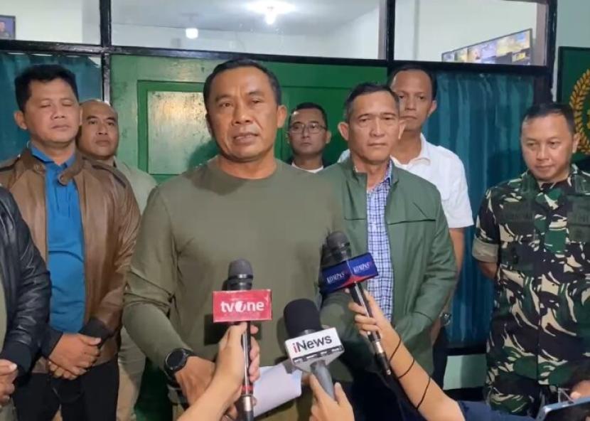 The commander of Kodam Jaya, Maj. Gen. M Hasan, held a press conference at the blast site of the Bekasi bullet warehouse.