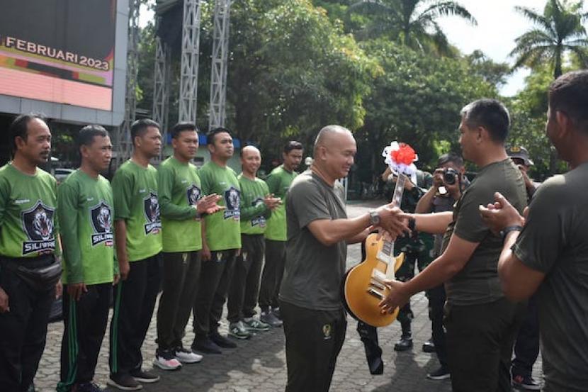 Panglima Kodam (Pangdam) III/Siliwangi Mayjen TNI Kunto Arief Wibowo secara simbolis menyerahkan alat musik kepada Kepala Ajudan Jenderal Daerah Militer (Ajendam) III/Siliwangi Kolonel Caj Yadi Nurfendi di Lapangan Markas Kodam III/Siliwangi, Jalan Aceh, Kota Bandung, Jawa Barat, Selasa (21/2/2023). 