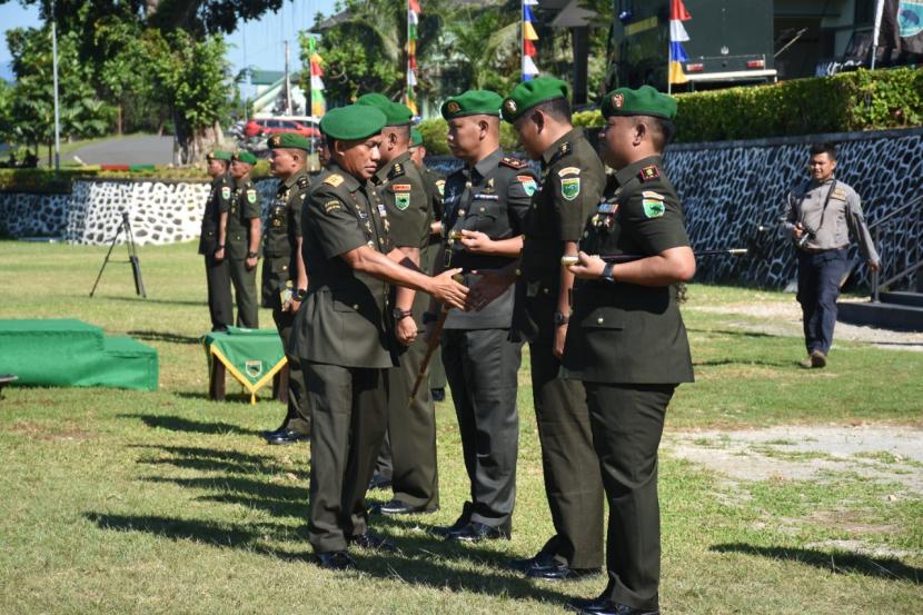 Panglima Kodam (Pangdam) XVIII/Kasuari Mayjen Gabriel Lema melantik tiga komandan baru.