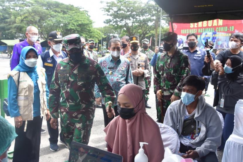 Panglima Kodam VI/Mulawarman Mayjen TNI Heri Wiranto, S.E., M.M, M.Tr (Han) didampingi Kapolda Kalimantan Timur (Kaltim) Irjen Pol. Drs. Herry Rudolf Nahak, M.si, meninjau langsung pelaksanaan Serbuan Vaksin di Gor Stadion Madya Sempaja, Samarinda Utara, Kota Samarinda, Sabtu (3/7).