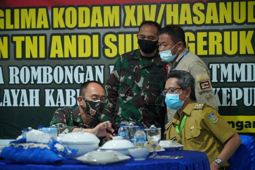Panglima Kodam XIV/Hasanuddin, Mayjen Andi Sumangerukka di lokasi TMMD ke-109 Konkep, Sulawesi Tenggara, Senin (20/7).
