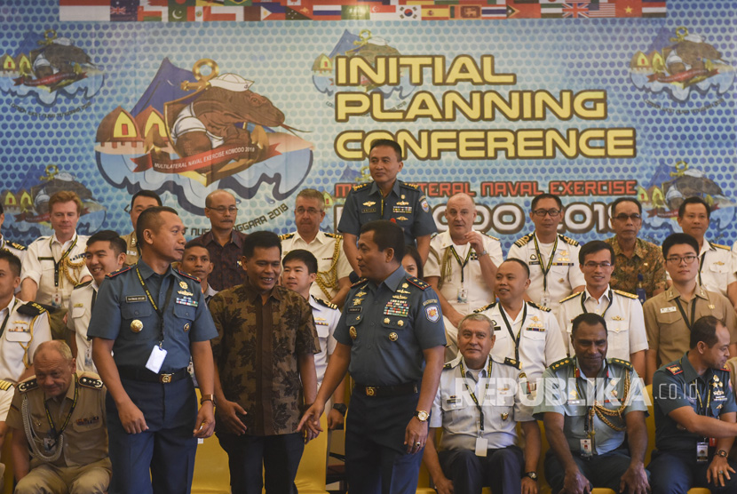 Panglima Komando Armada Kawasan Timur TNI AL Laksamana Muda TNI Darwanto (tengah) berbincang dengan sejumlah delegasi di sela-sela foto bersama saat pembukaan Intial Planning Conference (IPC) 3rd Multilateral Naval Exercise Komodo (MNEK) 2018 di Surabaya, Jawa Timur, Kamis (20/8). 