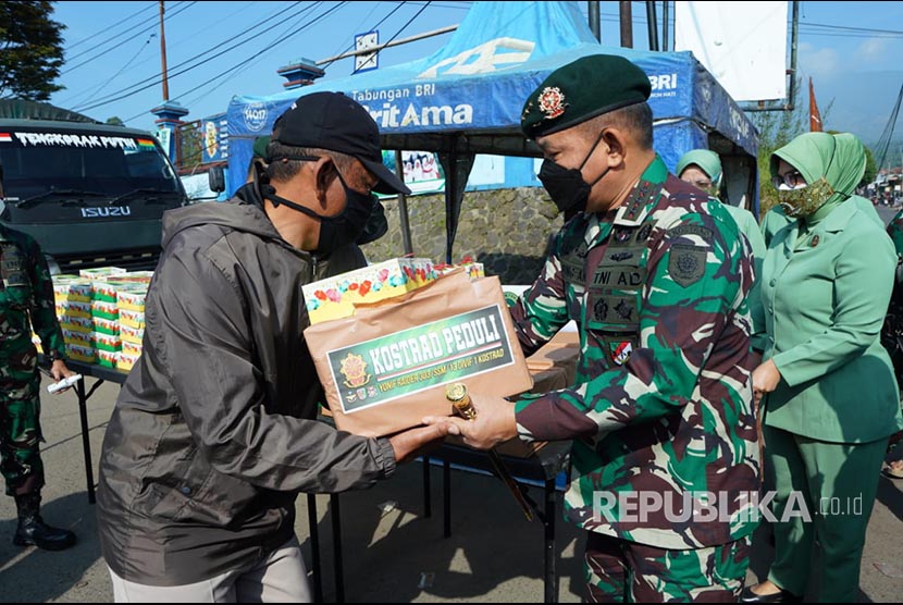 Panglima Komando Cadangan Strategis Angkatan Darat (Pangkostrad),  Letjen TNI Dudung Abdurachman, membagikan paket Sembako gratis yang dilaksanakan secara serentak dan tersebar di seluruh wilayah jajaran satuan Kostrad.