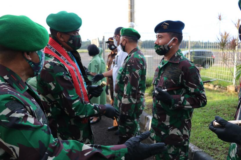 Panglima Komando Daerah Militer (Kodam) XVI/Pattimura, Mayjen Agus Rohman menyalami Danlanud Pattimura Kolonel (Pnb) Sapuan.