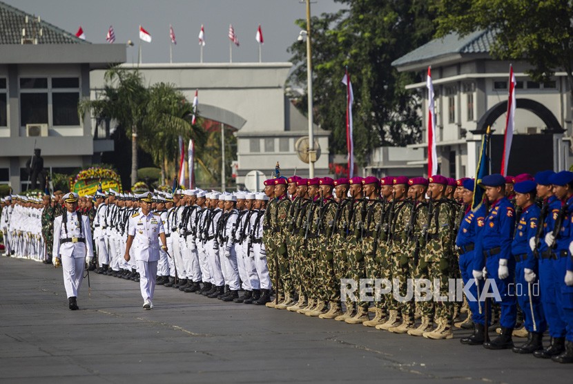 Panglima Komando Lintas Laut Militer (Kolinlamil) Laksamana Muda TNI Heru Kusmanto (kedua kiri) memeriksa kesiapan pasukan pada Upacara Peringatan HUT ke-58 Kolinlamil di Mako Kolinlamil, Tanjung Priok, Jakarta, Senin (1/7/2019). 