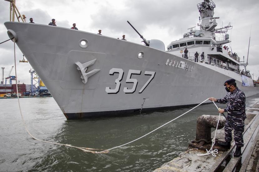 KRI Bung Tomo 357 bersiap berangkat mengikuti latihan multinasional AMAN 21 di Pakistan di dermaga JICT II, Pelabuhan Tanjung Priok, Jakarta Utara, Jumat (29/1/2021).