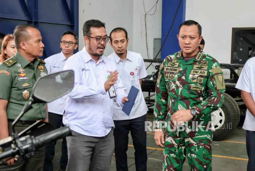  Panglima Komando Pasukan Khusus (Kopassus) TNI AD, Letjen TNI Djon Afriandi mengunjungi fasilitas industri pertahanan milik PT Len Industri (Persero).