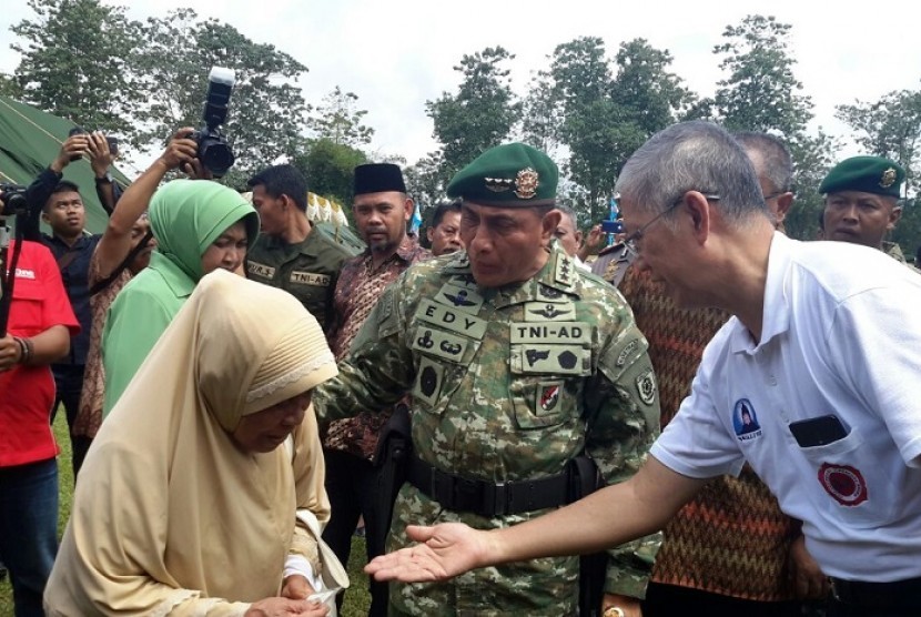 Panglima Kostrad (Pangkostrad) Letnan Jenderal TNI Edy Rahmayadi bersama peserta kegiatan bakti sosial dalam HUT Kostrad ke-56 di Lapangan Armed 13, Sukabumi, Jumat (31/3).