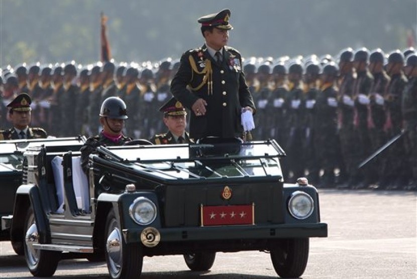 Panglima Militer Thailand, Prayuth Chan-ocha saat menginspeksi para pasukannya di sebuah barak militer Thailand di pinggiran Bangkok.