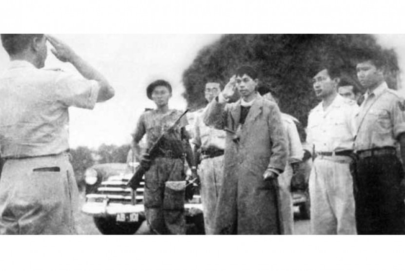 Panglima Sudirman bersama Suharto di Alun Alun Utara Jogjakarta ketika pulang dari gerilya.