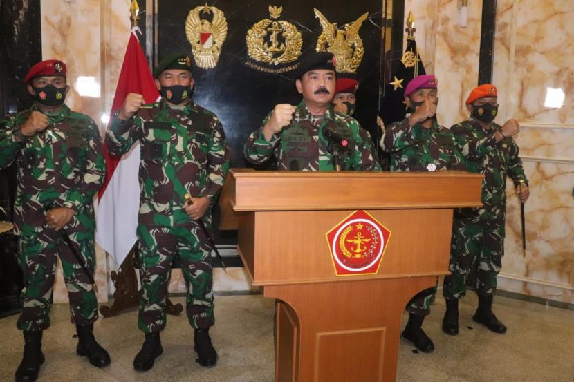 Panglima Tentara Nasional Indonesia (TNI) Marsekal Hadi Tjahjanto (tengah)
