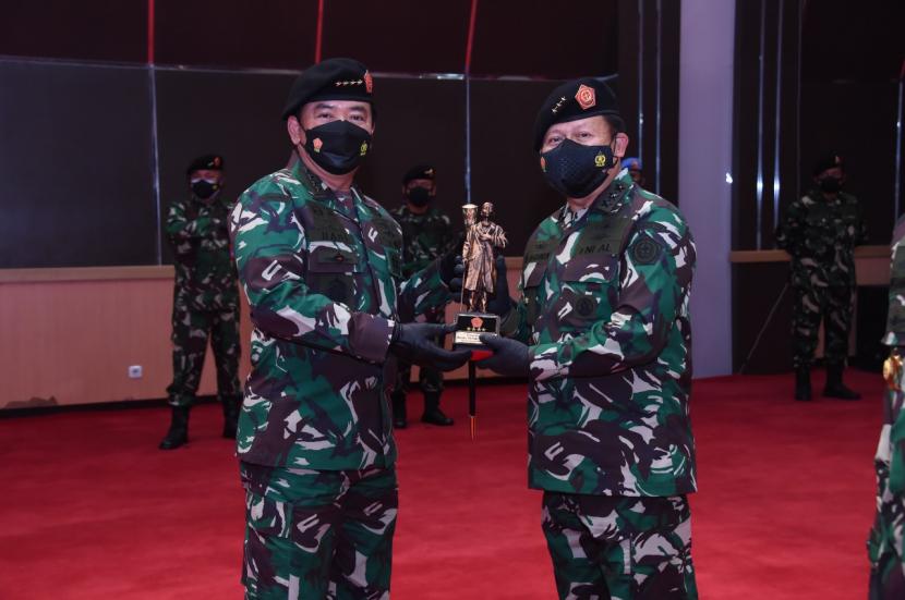 Panglima Tentara Nasional Indonesia (TNI), Marsekal Hadi Tjahjanto menyerahkan cenderamata kepada eks Pangkogabwilhan I Laksdya I Nyoman Gede Ariawan. 