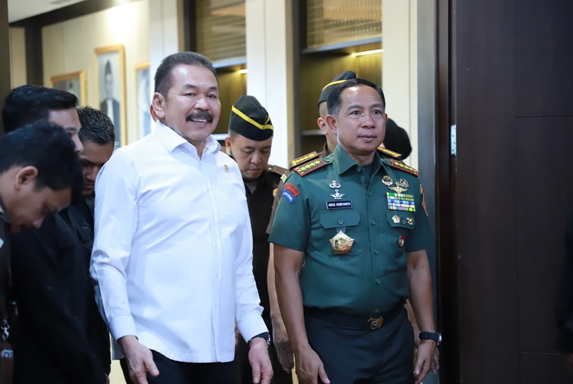 Panglima TNI Agus Subiyanto saat bersilaturahim dengan  Jaksa Agung ST Burhanuddin beserta jajarannya, Senin (15/1/2024).