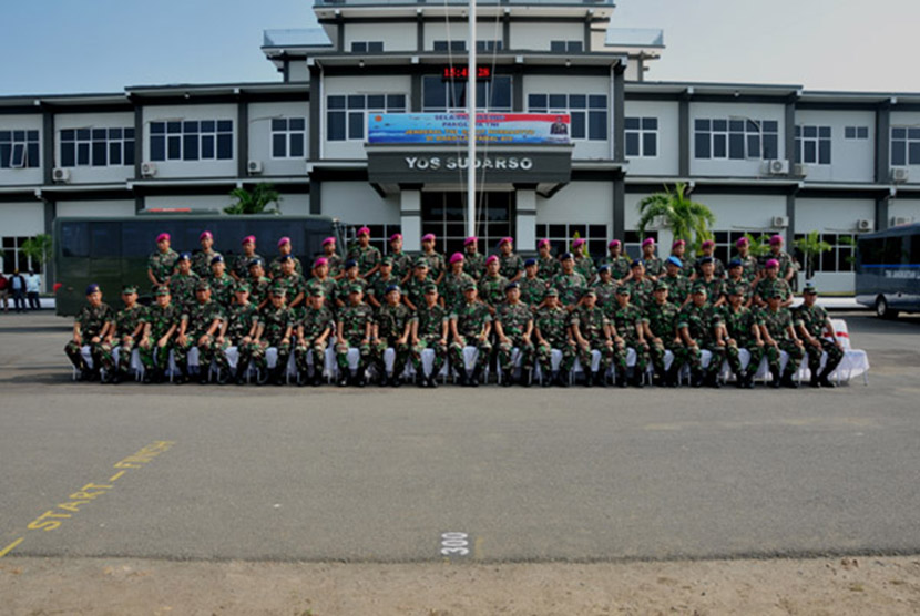 Panglima TNI berfoto bersama usai meninjau pangkalan utama TNI di Sorong, Jumat (29/4).