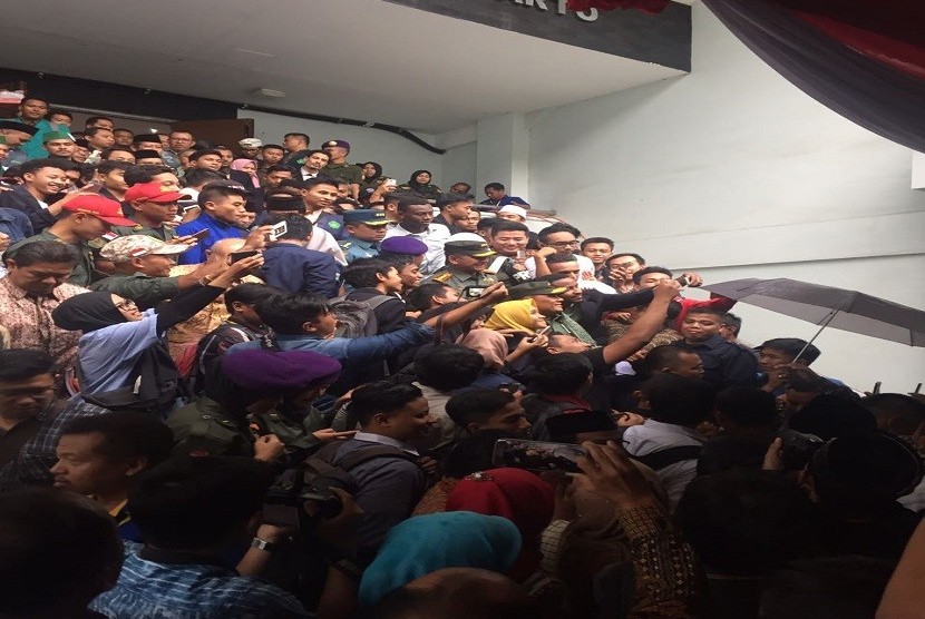 Panglima TNI Gatot Nurmantyo di ajak berswafoto oleh ratusan mahasiswa usai memberikan kuliah umum di UIN Maulana Malik Ibrahim, Malang