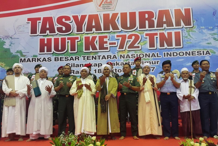 Panglima TNI, Gatot Nurmantyo di kelilingi sejumlah ulama dalam  tasyakuran lintas agama di Kompleks Mabes TNI Cilangkap, Jakarta Timur, Rabu (18/10).