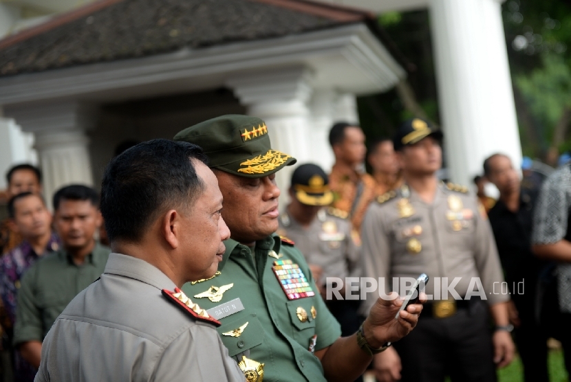 Panglima TNI Gatot Nurmantyo (kanan) bersama Kapolri Tito Karnavian memantau Aksi Damai 4 November di Istana Merdeka, Jakarta, Jumat (4/11).