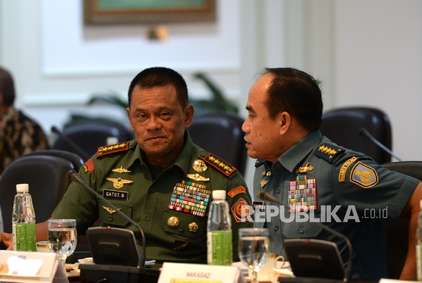 Panglima TNI Gatot Nurmantyo (kiri) berbincang bersama KSAL Ade Supandi sebelum rapat terbatas di Kantor Kepresidenan, Jakarta, Rabu (23/11).