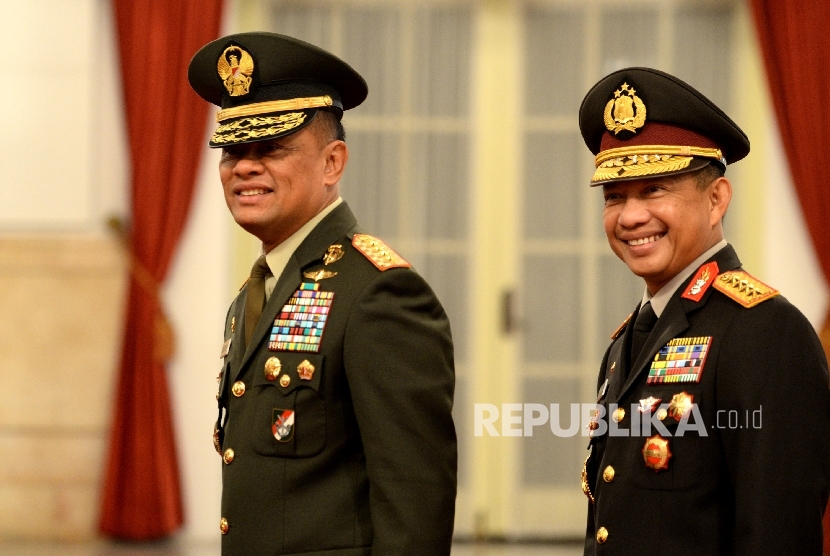 Panglima TNI Jenderal Gatot Nurmantyo (kiri) bersama Kapolri Jenderal Tito Karnavian.