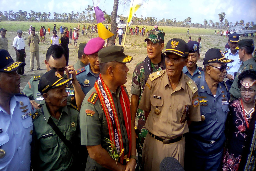   Panglima TNI Gatot Nurmantyo kunjungi Satuan TNI di Wilayah Timur Indonesia. 