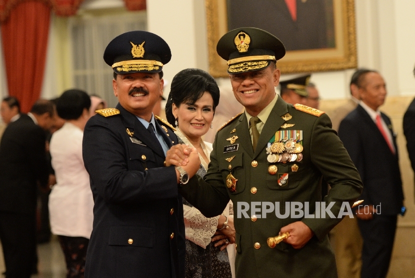 Panglima TNI Gatot Nurmantyo (kanan) dan KASAU Hadi Tjahjanto (kiri)