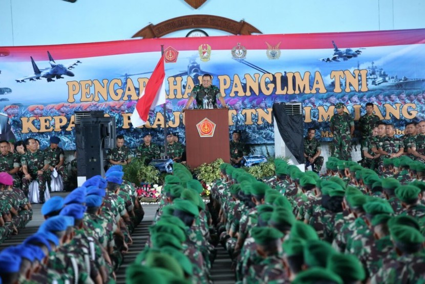 Panglima TNI Gatot Nurmatyo (Depan memegang tongkat komando) berjalan di hadapan 3.700 prajurit TNI.