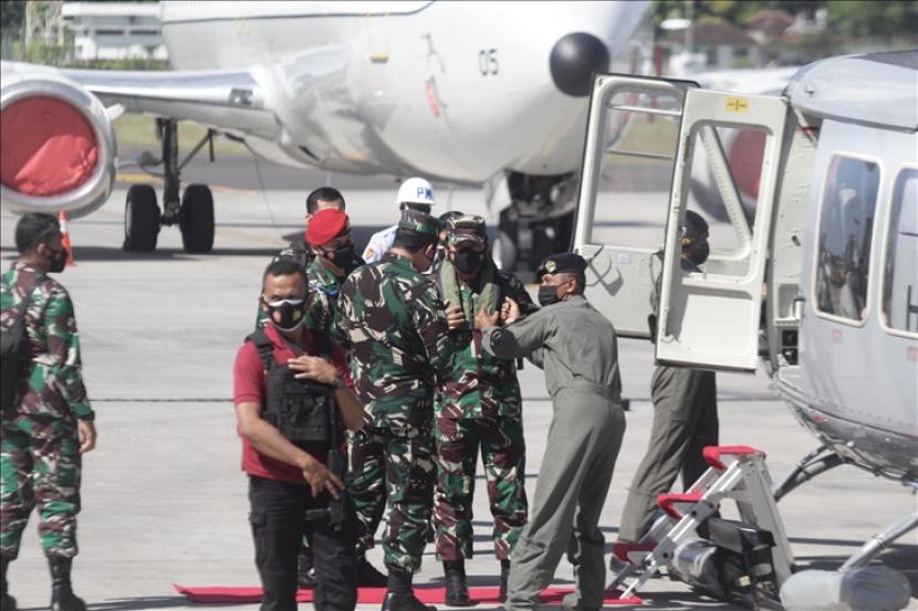 Panglima TNI Hadi Tjahjanto (kedua kanan) menaiki helikopter menuju KRI Suharso untuk operasi pencarian kapal selam KRI Nanggala 402 yang hilang di perairan lepas pulau Bali pada Rabu, di Bali, Indonesia pada 22 April 2021. 