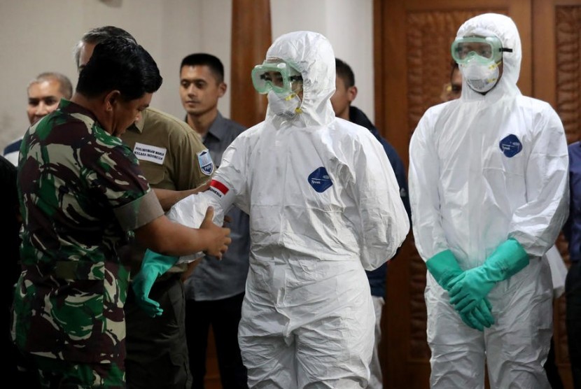 Panglima TNI Hadi Tjahjanto melepas tim evakuasi WNI dari Wuhan di Bandara Internasional Soekarno Hatta, Tangernga, Sabtu (1/2).
