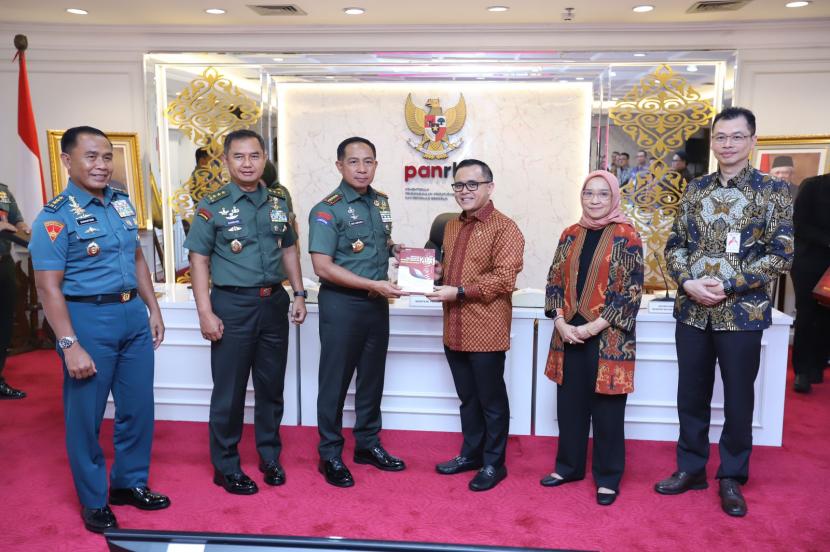 Panglima TNI Jenderal Agus Subiyanto bersama Menteri Pendayagunaan Aparatur Negara dan Reformasi Birokrasi (Menpan-RB) Abdullah Azwar Anas.