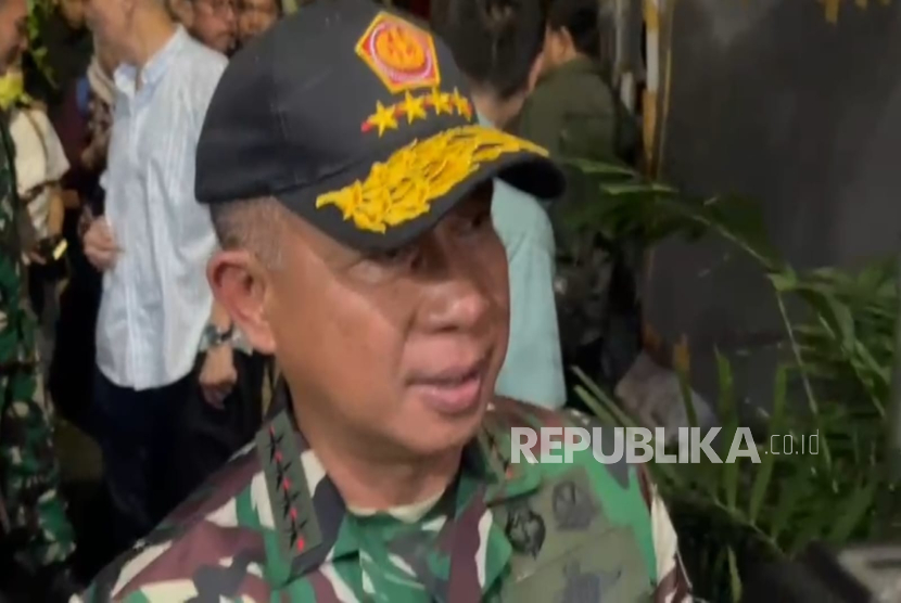 Panglima TNI Jenderal Agus Subiyanto di rumah duka keluarga almarhum Affan Kurniawan, Menteng, Jakarta, Jumat (29/8/2025) malam.