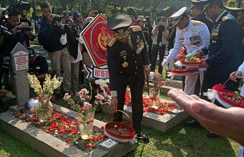 Panglima TNI Jenderal Agus Subiyanto di Taman Makam Pahlawan Kalibata, Jakarta Selatan, Jumat (/10/2024).