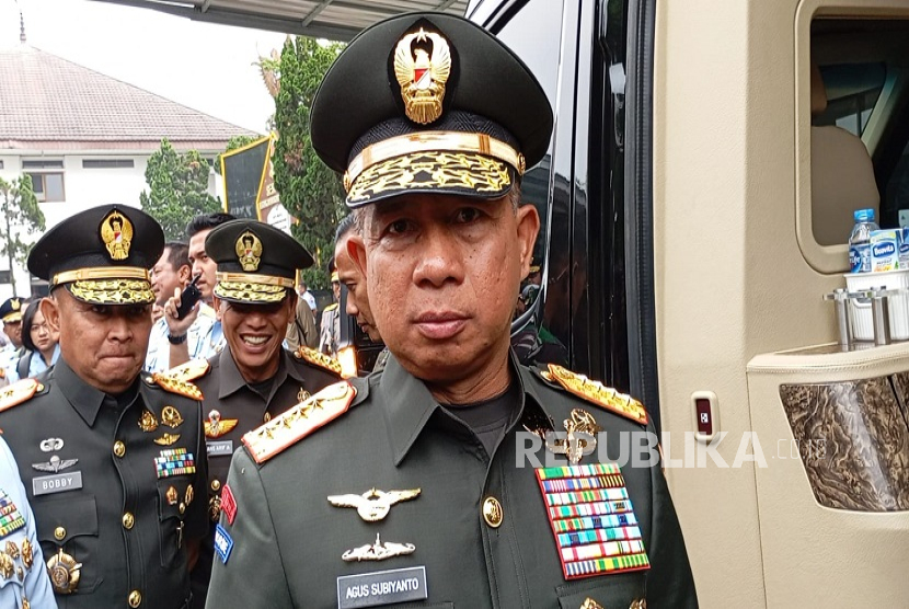 Panglima TNI Jenderal Agus Subiyanto memberikan tanggapan terkait perang Iran-Israel di penutupan Dikreg ke 53 Sesko TNI, Kota Bandung, Selasa (24/6/2025).
