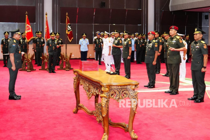 Panglima TNI Jenderal Agus Subiyanto memimpin upacara serah terima jabatan (sertijab) di Markas Besar TNI, Cilangkap, Jakarta Timur, Selasa (7//1/2025).