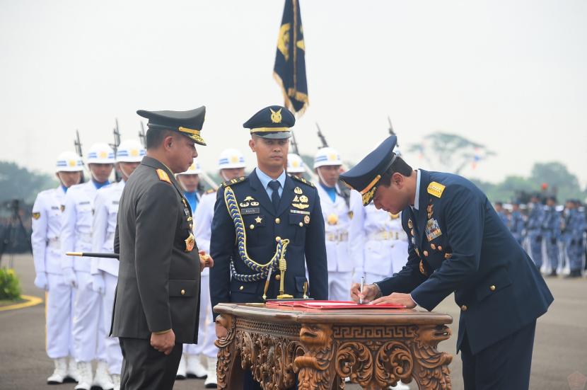 Panglima TNI Jenderal Agus Subiyanto meneken surat sertijab KSAU Marsekal Mohamad Tonny Harjono di Lanud Halim Perdanakusuma, Jakarta Timur, Jumat (5/4/2024).