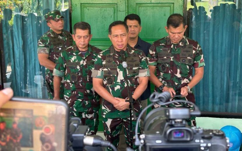 Panglima TNI Jenderal Agus Subiyanto saat memberikan keterangan di Kabupaten Bogor, Jawa Barat, Ahad (31/3/2024).