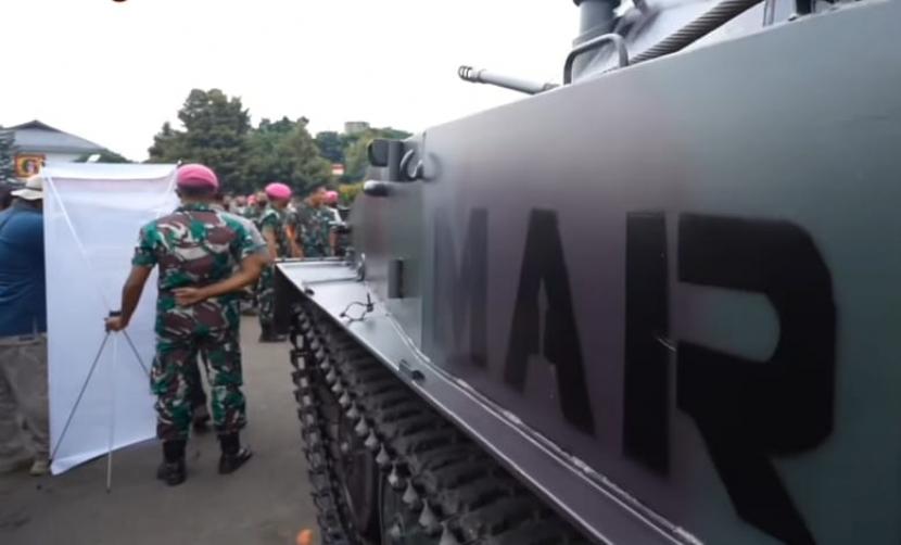 Panglima TNI Jenderal Andika meninjau kendaraan tempur (ranpur) berusia 61 tahun di Markas Korps Marinir, Cilandak, Jakarta Selatan.