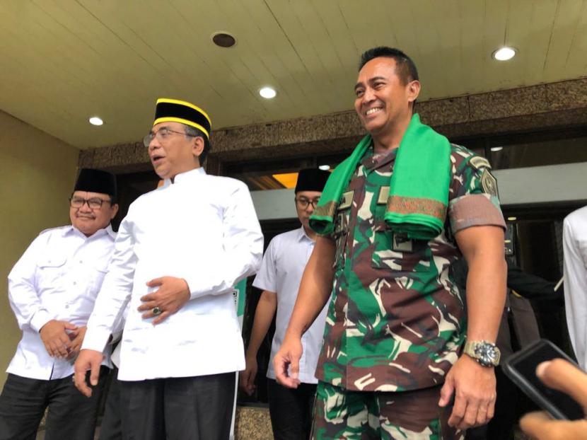 Panglima TNI Jenderal Andika Perkasa menemui Ketua Umum Pengurus Besar Nahdlatul Utama (PBNU) KH Yahya Cholil Stafuq di Kantor PBNU, Jakarta, Senin (23/5).