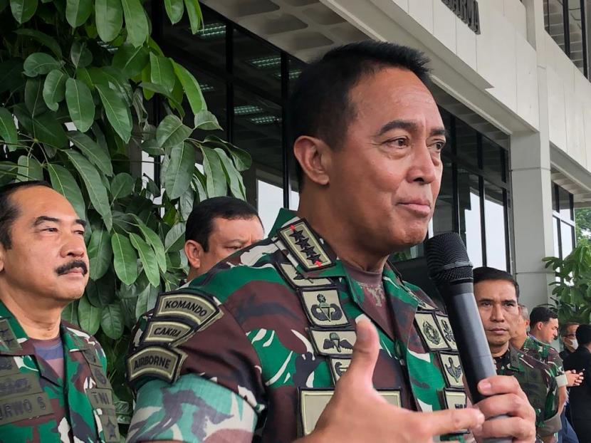 Panglima TNI Jenderal Andika Perkasa mengaku telah menelusuri kasus kematian prajurit TNI Sertu Marctyan Bayu Pratama yang diduga meninggal akibat dianiaya oleh seniornya. Ia pun menegaskan, kasus ini dibuka kembali. 