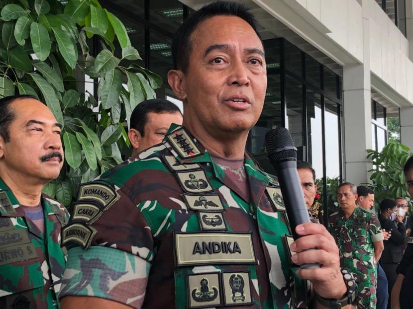 Panglima TNI Jenderal Andika Perkasa saat memberikan keterangan pers.